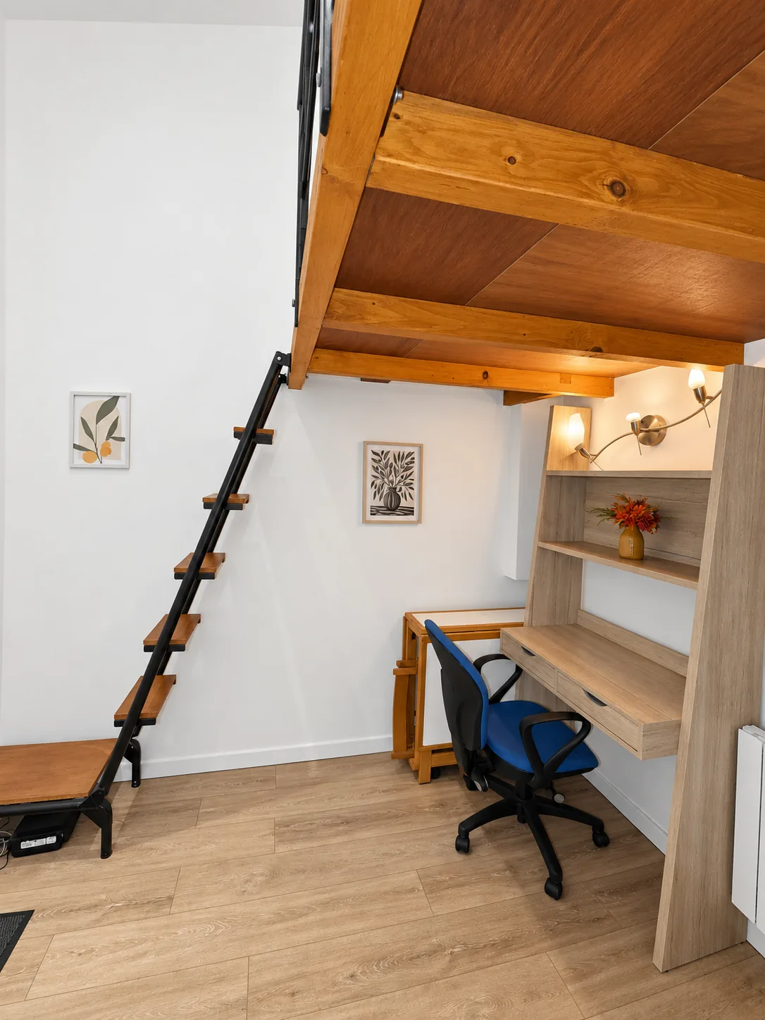 Coin bureau sous la mezzanine du studio Le Duployé à Grenoble