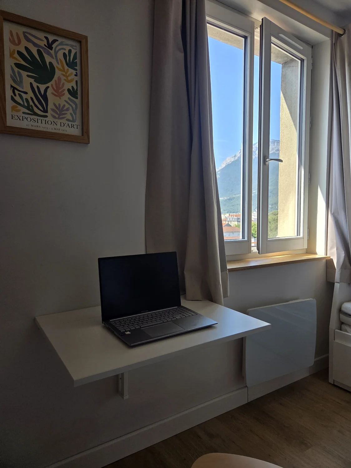 Poste de travail face à la fenêtre et aux montagnes dans un studio CuidaTara