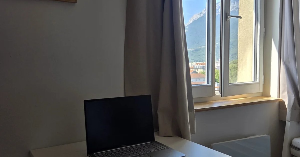 Poste de travail face aux montagnes dans un studio à Grenoble